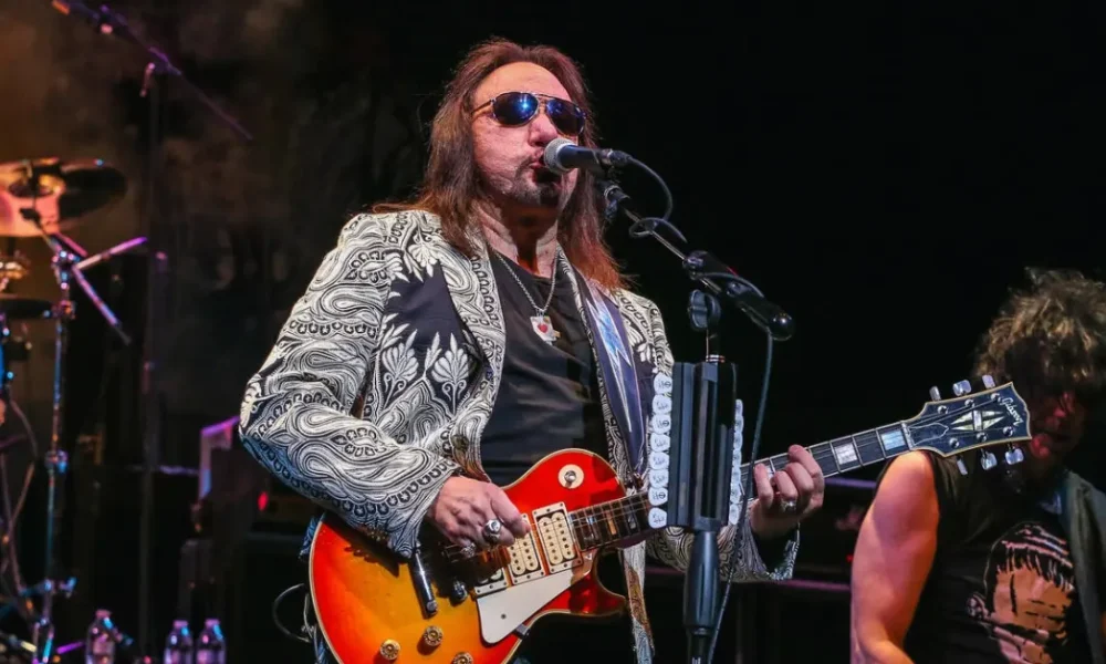 Ace Frehley tocando la guitarra