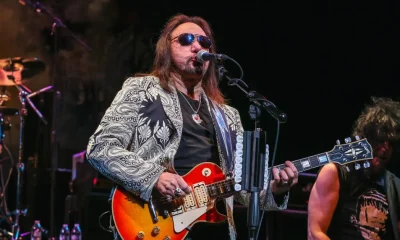 Ace Frehley tocando la guitarra