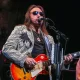 Ace Frehley tocando la guitarra