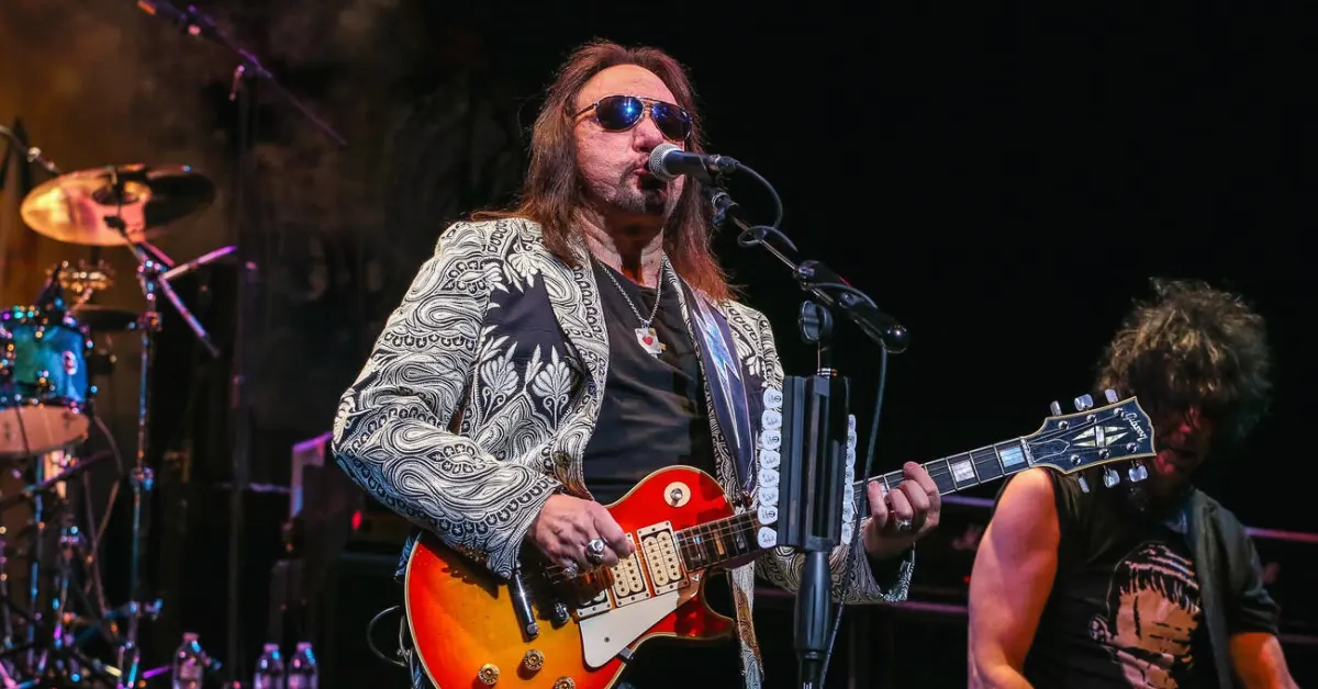 Ace Frehley tocando la guitarra