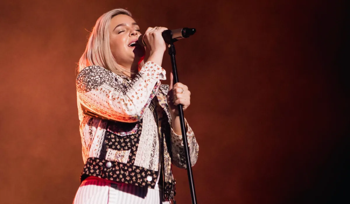 Anne Marie with a Mic