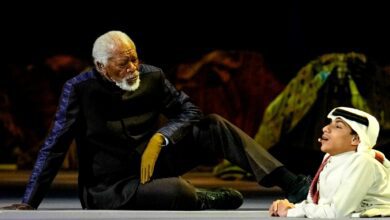 Morgan Freeman en la inauguración del Mundial 2022. ¿Por qué llevaba guantes?
