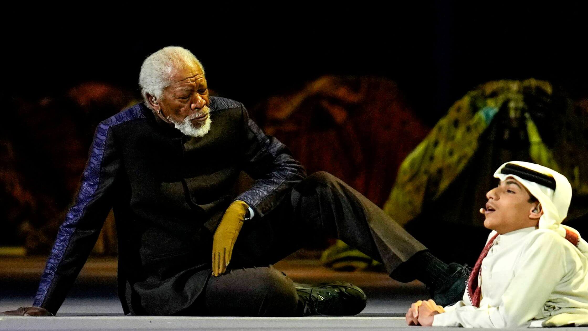 Morgan Freeman en la inauguracion del Mundial 2022. ¿Por que llevaba guantes 2 1