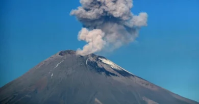 El Popocatépetl despierta con una explosión y un rugido
