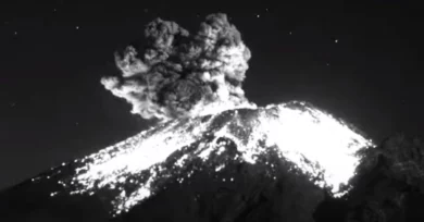 El Volcán Popocatépetl explota y lanza material radiante