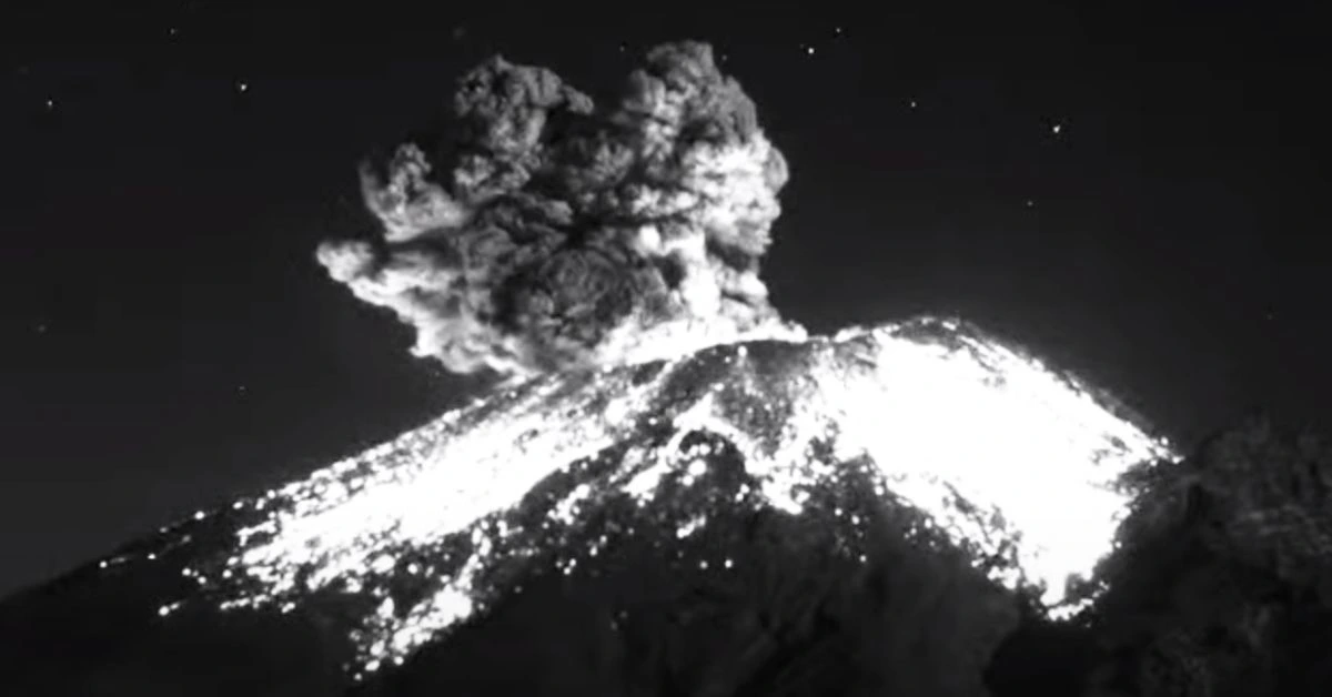 El Volcan Popocatepetl explota y lanza material radiante