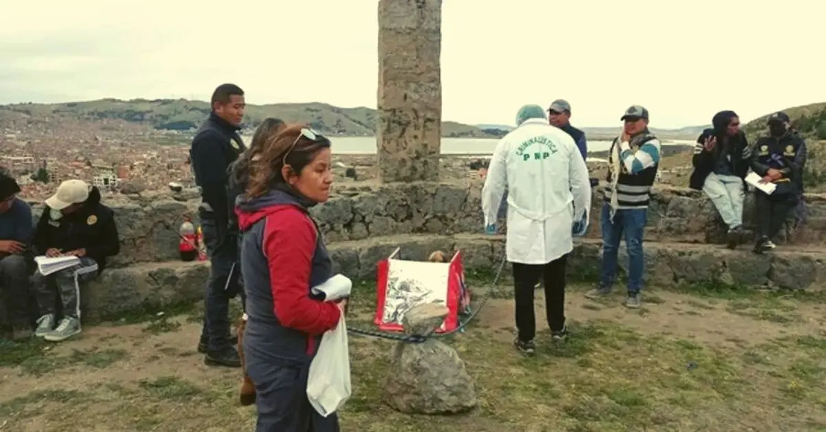 En Peru tres jovenes beben junto a una momia de 800 anos de antiguedad