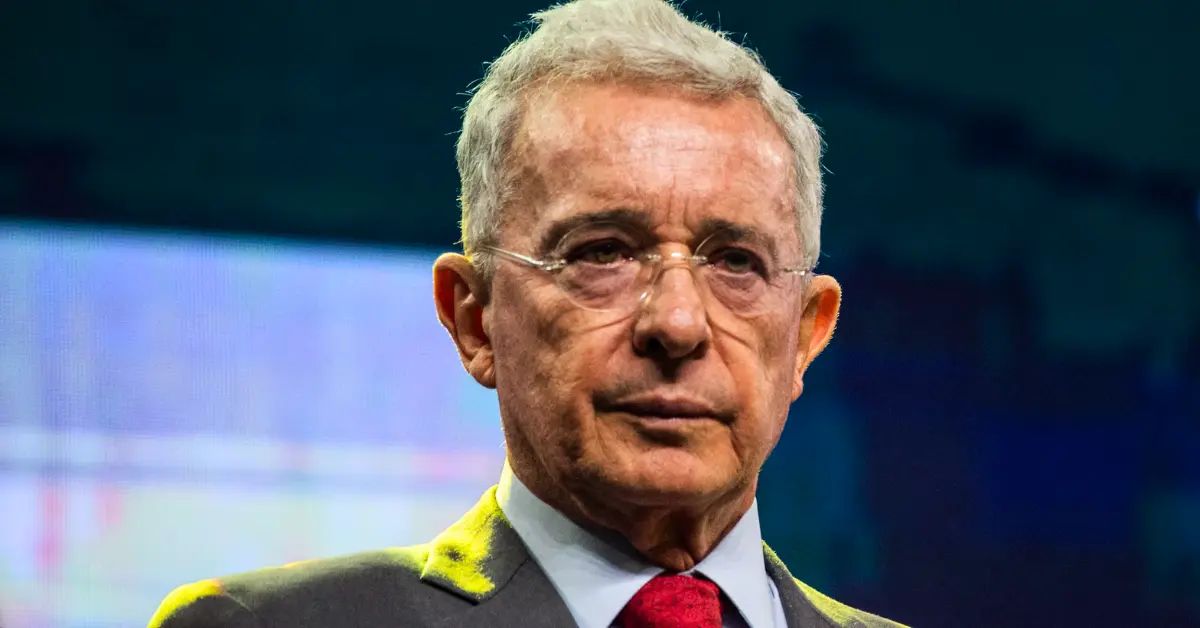 Álvaro Uribe Vélez Biografía