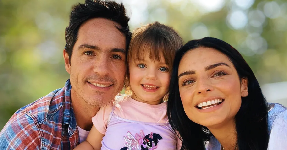 Aislinn Derbez con su hija