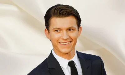 Tom Holland actuando en un espectáculo de teatro musical