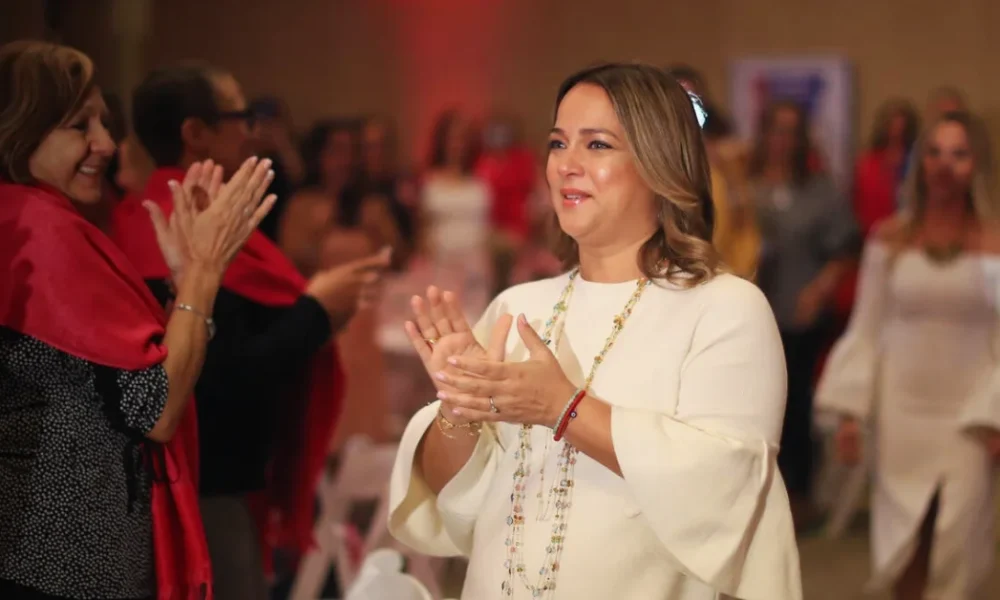 Adamari López con vestido blanco