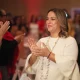 Adamari López con vestido blanco