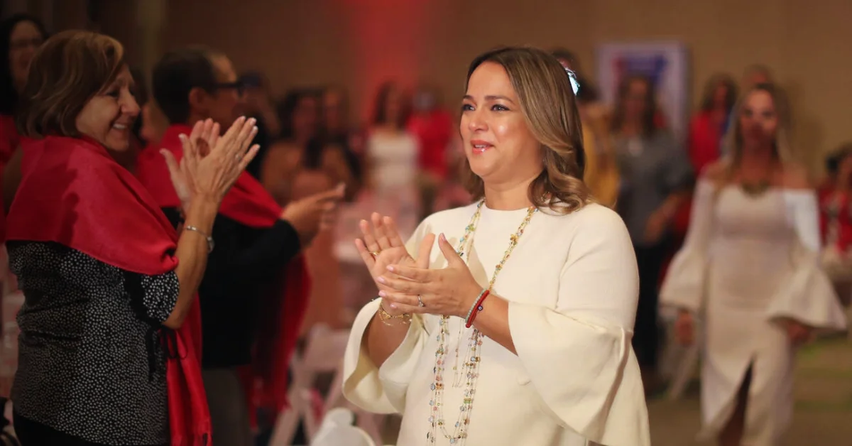 Adamari López con vestido blanco