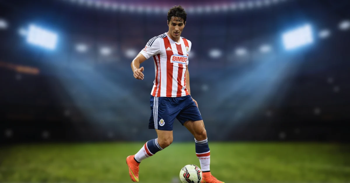 Aldo De Nigris jugando al fútbol