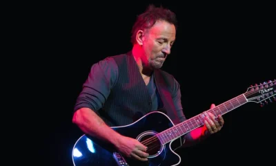 Bruce Springsteen tocando la guitarra