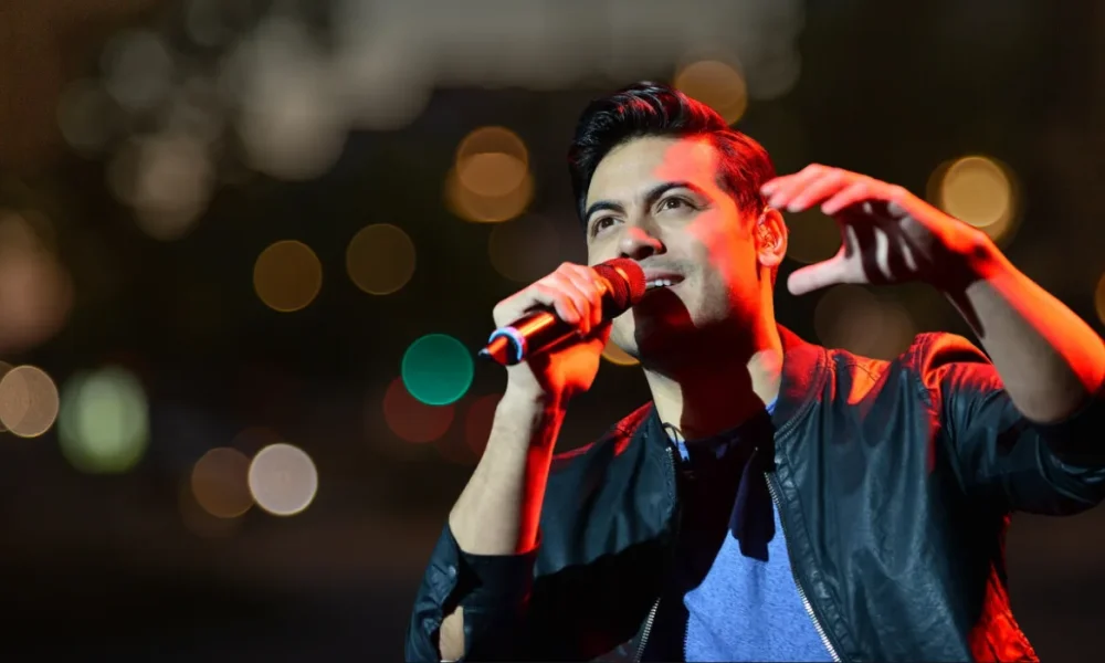 Carlos Rivera cantando