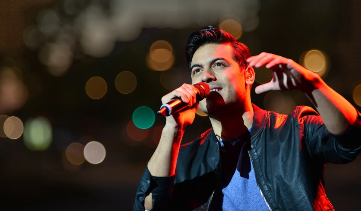 Carlos Rivera cantando