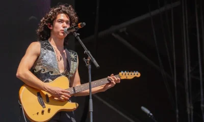 Conan Gray tocando la guitarra