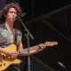 Conan Gray tocando la guitarra