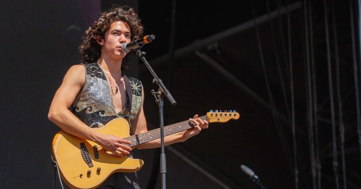 Conan Gray tocando la guitarra