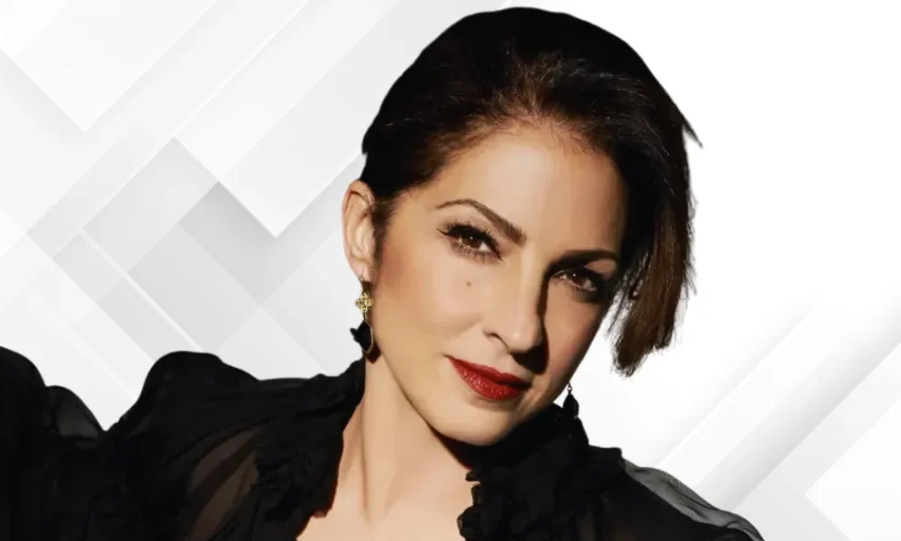 Gloria Estefan con un vestido negro
