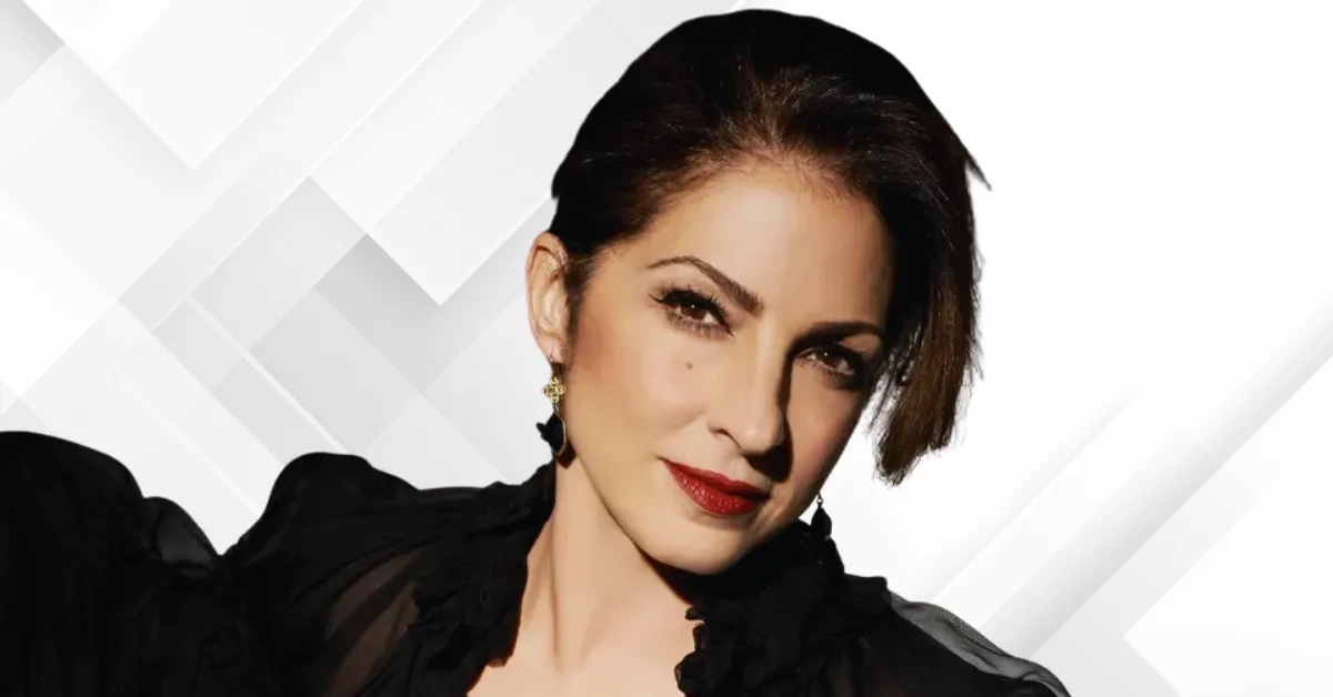 Gloria Estefan con un vestido negro