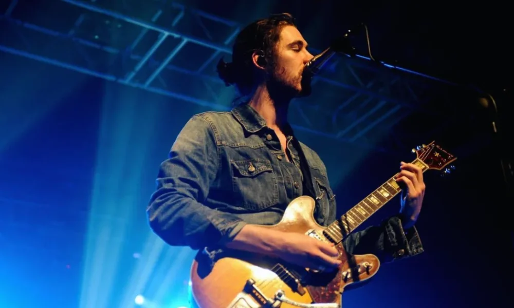 Hozier tocando la guitarra