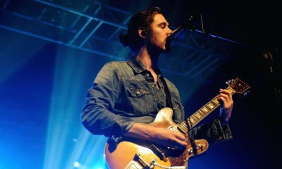 Hozier tocando la guitarra