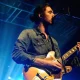 Hozier tocando la guitarra