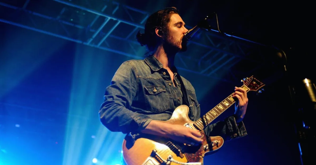 Hozier tocando la guitarra