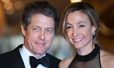 Hugh Grant y su esposa
