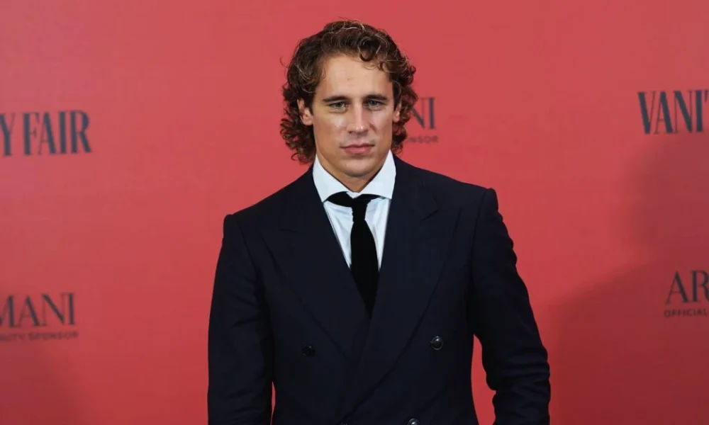 Martiño Rivas con traje