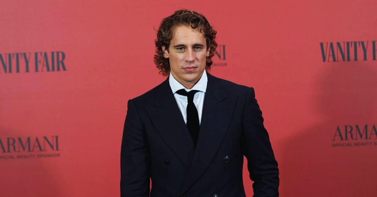 Martiño Rivas con traje