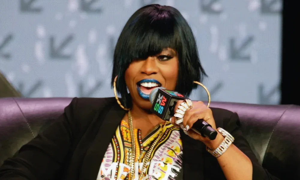 Missy Elliott con micrófono