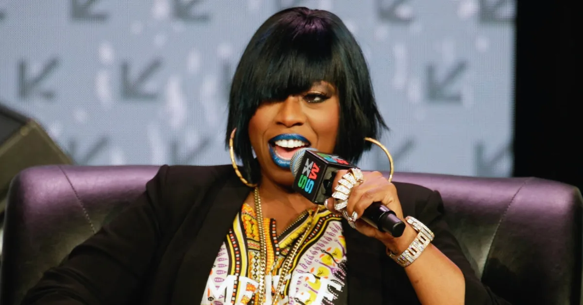 Missy Elliott con micrófono