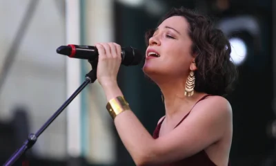Natalia Lafourcade cantando