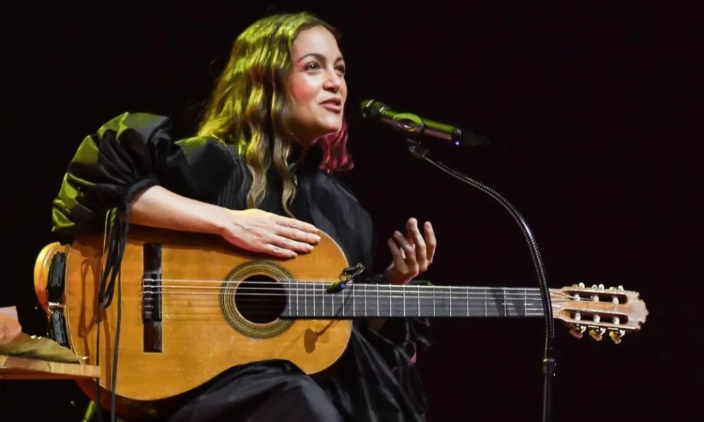 Natalia Lafourcade con guitarra