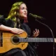 Natalia Lafourcade con guitarra