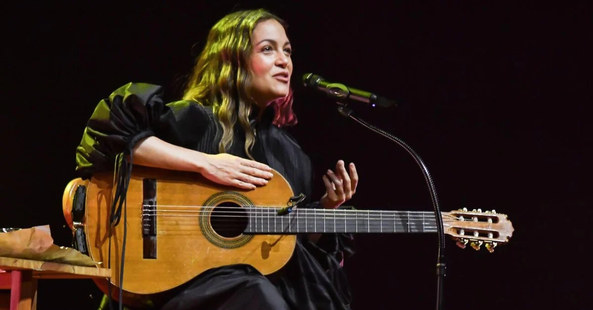 Natalia Lafourcade con guitarra