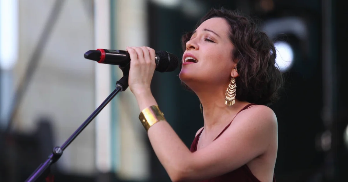 Natalia Lafourcade cantando