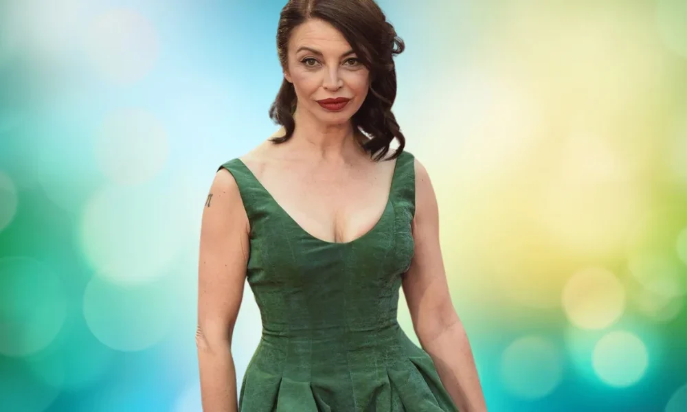 Neus Asensi luciendo un vestido verde