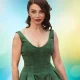 Neus Asensi luciendo un vestido verde