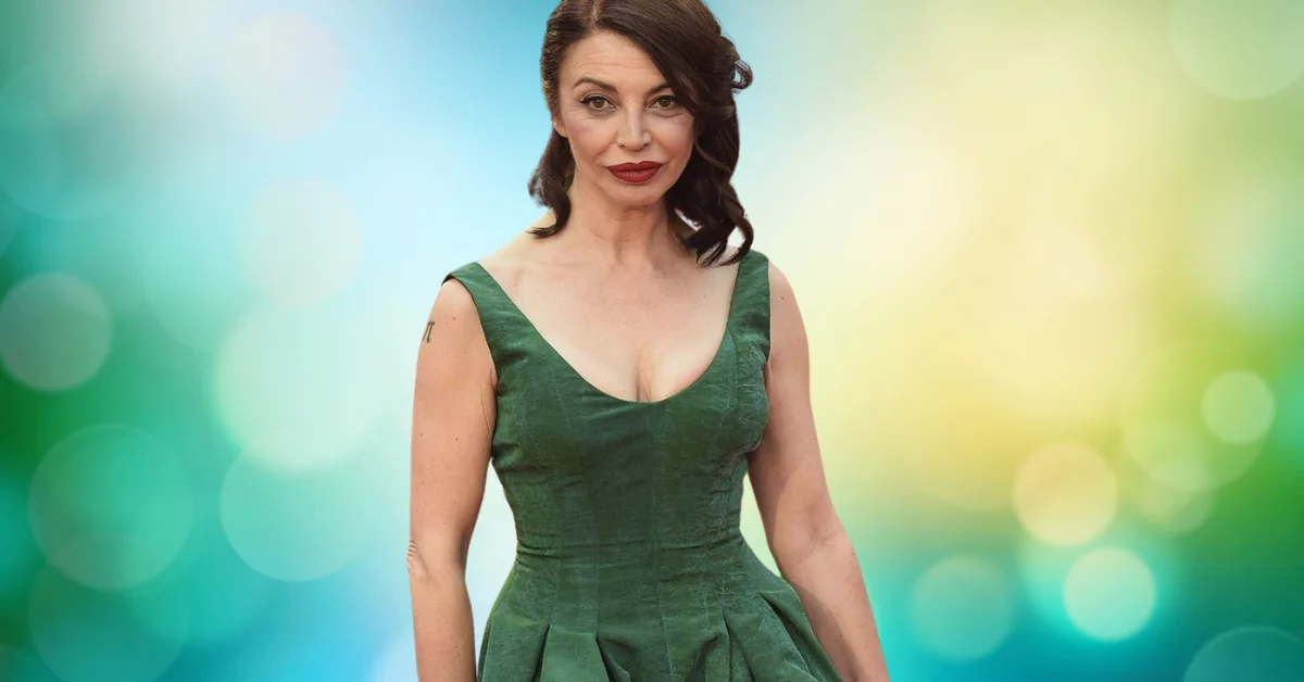 Neus Asensi luciendo un vestido verde