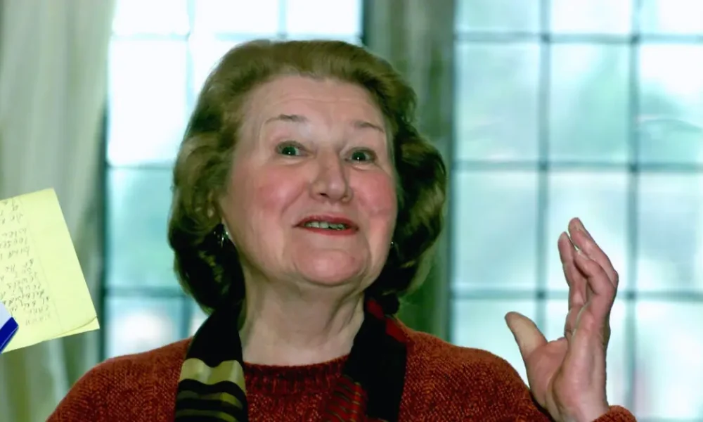 Patricia Routledge hablando