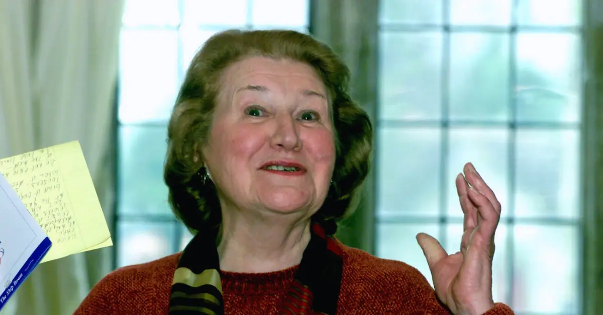 Patricia Routledge hablando