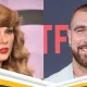 La expresión de Taylor Swift mientras ve a su prometido perder el juego navideño se vuelve viral